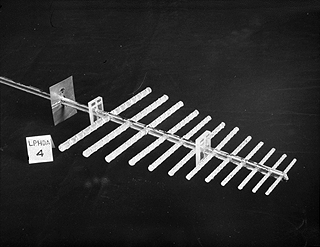 Log-periodic array of helical dipoles.