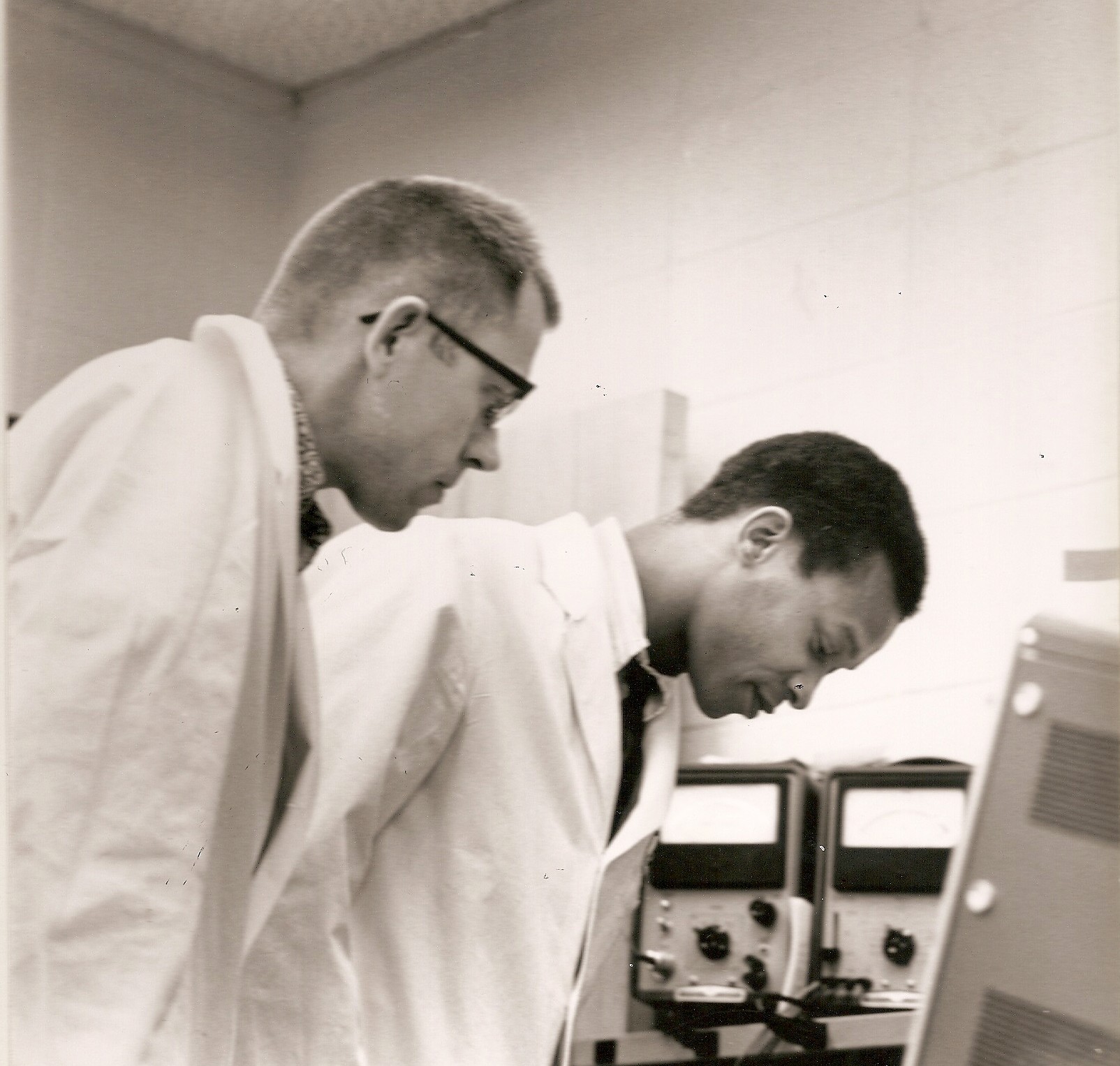 Young engineer George Nelms, right, and lab technician Bud Patton working at Medtronic.