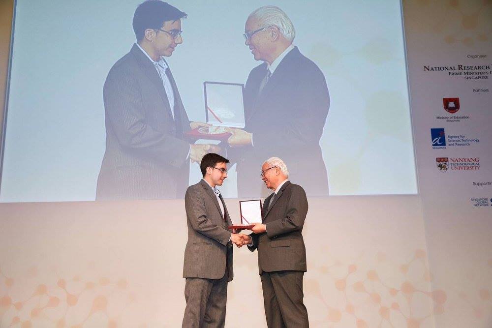 President of Singapore Tony Tan presents Duarte-Guevara with the award. 