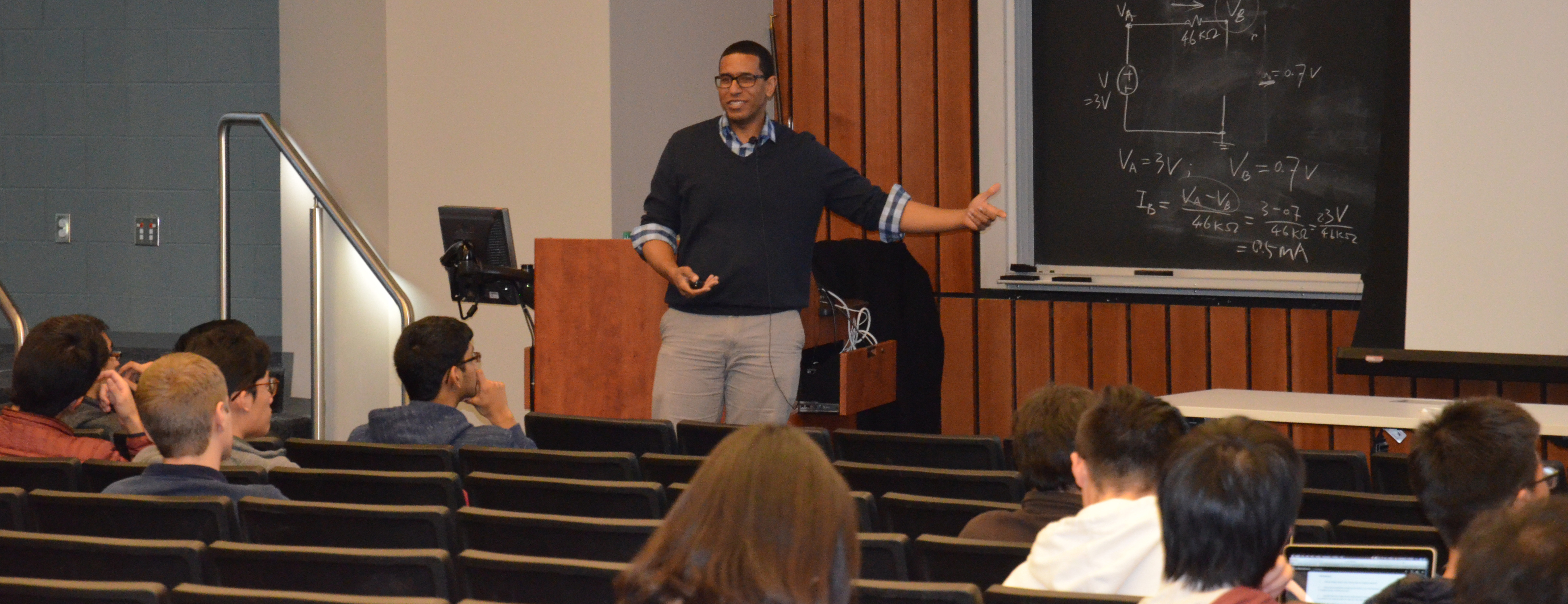 Llorens speaks to undergraduates during ECE Explorations in spring 2017.